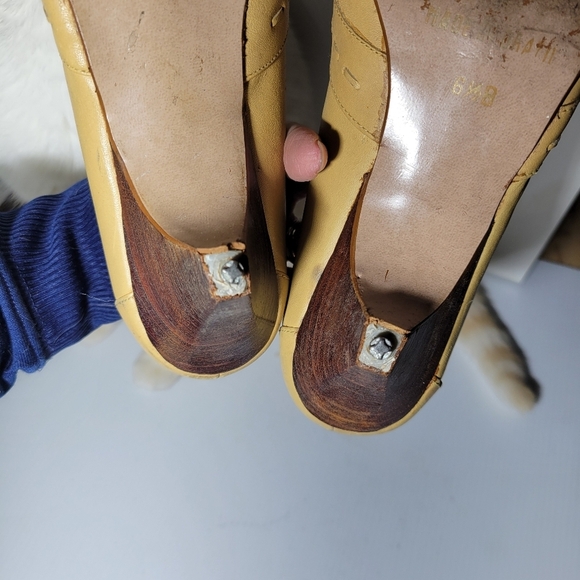 ❤️ 3 for $35 Vintage peep toe low kitten leather cut out heels beige oatmeal 6.5 - Picture 7 of 9